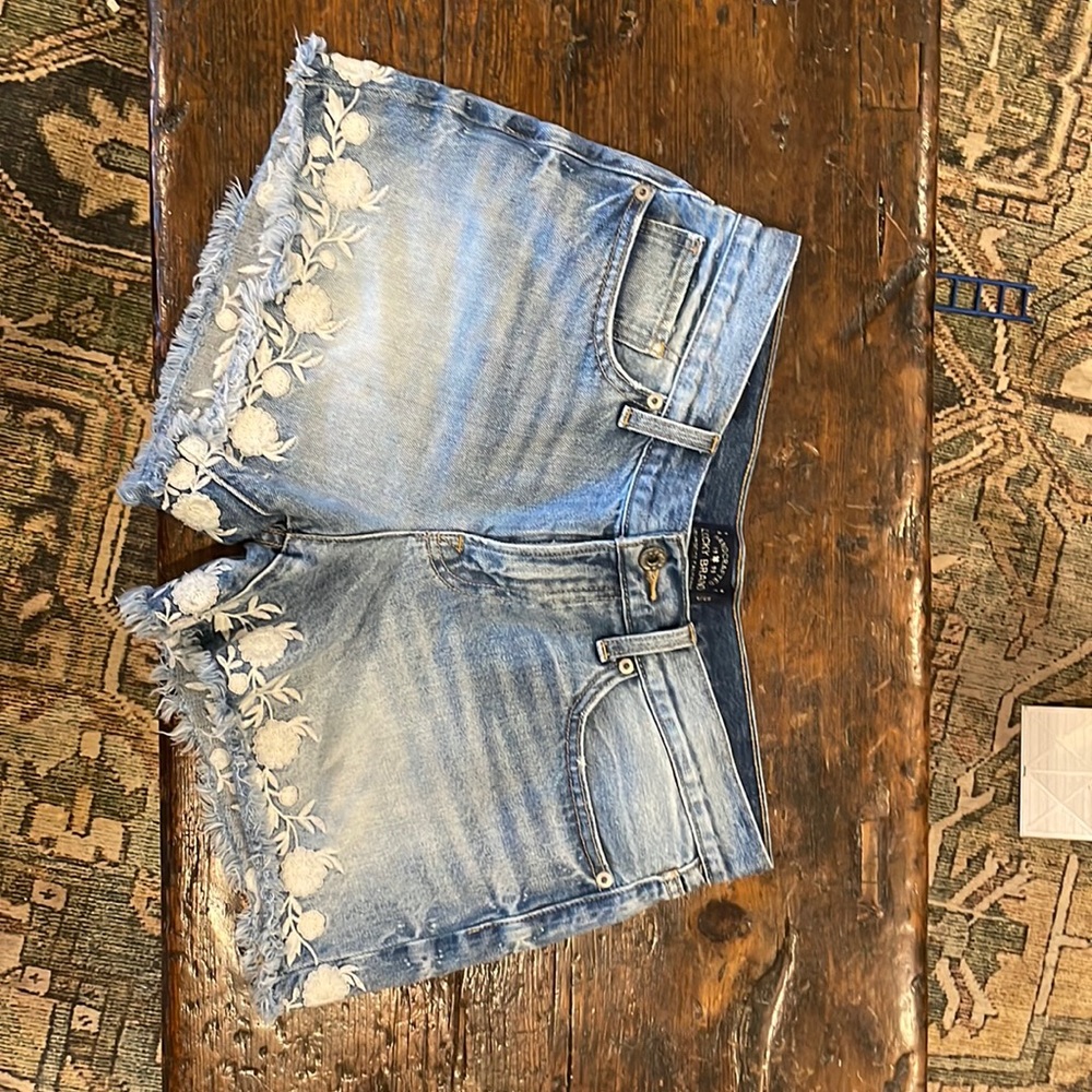 The Cut Off Lacey Lucky Brand jean shorts. Women’s size 6, in great condition!